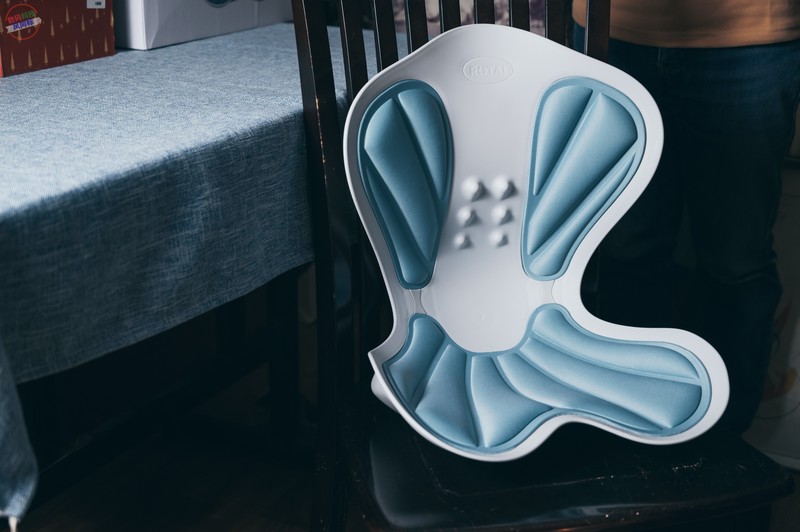 随处可用的坐姿小帮手，还能按摩热敷，荣泰P30按摩坐垫体验