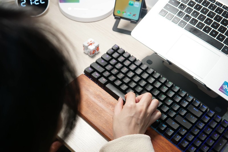 受自媒体大佬推崇的摩豹K1铝合金机械键盘，究竟有多猛？