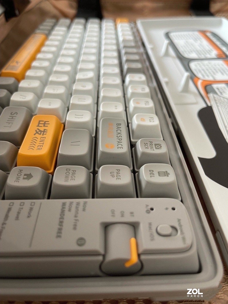 一款突破次元壁的键盘：洛斐小浪蓝牙机械键盘测评