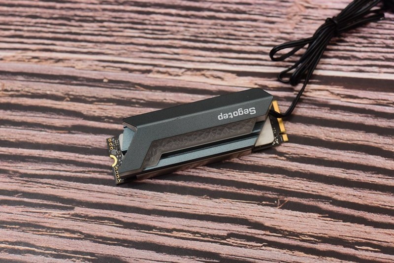 热管？风冷？纯铜？实测告诉你SSD散热器哪家强