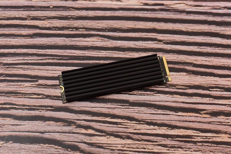 热管？风冷？纯铜？实测告诉你SSD散热器哪家强