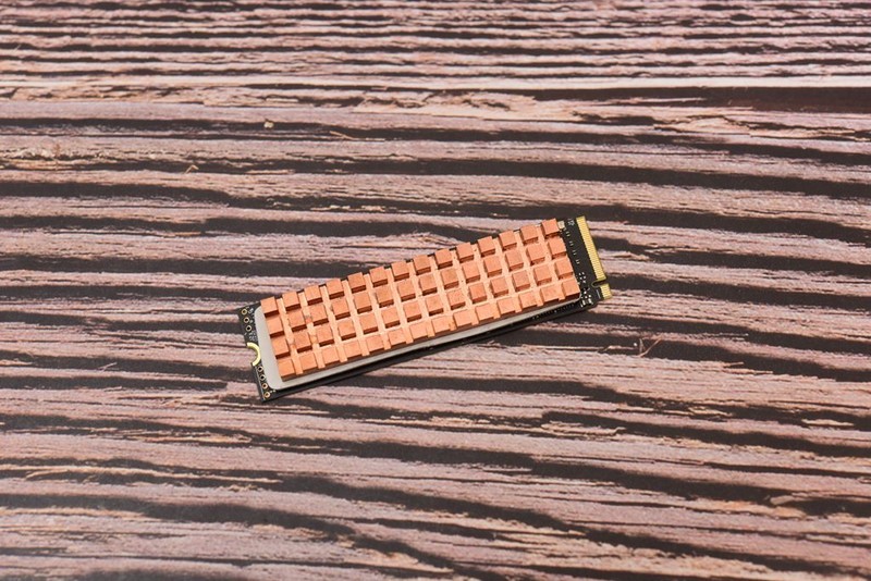 热管？风冷？纯铜？实测告诉你SSD散热器哪家强