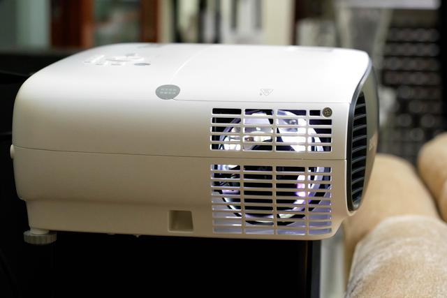 把电影院搬回家：明基W1700M真4K香不香？