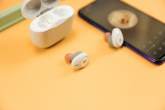 32小时的播放时间，体验JBL T125 TWS真无线耳机上手体验