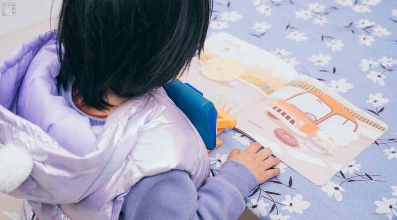 大家都知道让孩子从小养成良好的坐姿很重要，要是孩子经常低头驼背的话，很容易影响脊