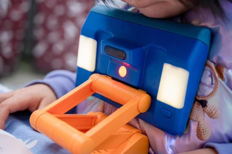 大家都知道让孩子从小养成良好的坐姿很重要，要是孩子经常低头驼背的话，很容易影响脊