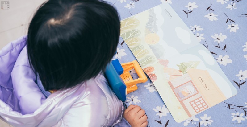 大家都知道让孩子从小养成良好的坐姿很重要，要是孩子经常低头驼背的话，很容易影响脊