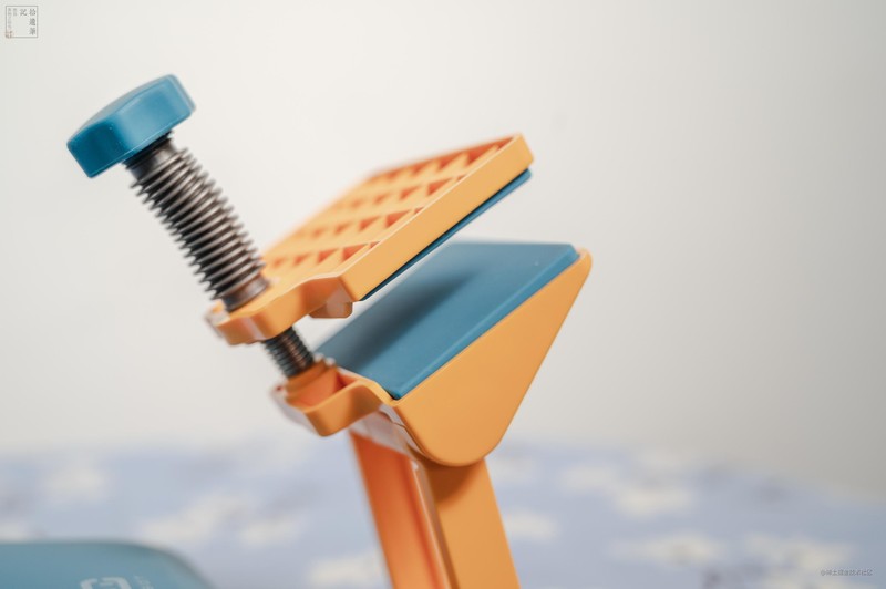 大家都知道让孩子从小养成良好的坐姿很重要，要是孩子经常低头驼背的话，很容易影响脊