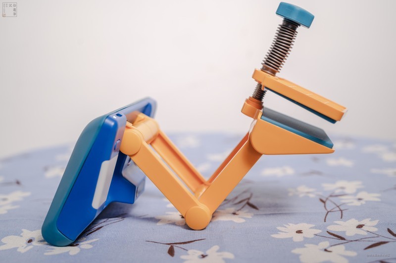 大家都知道让孩子从小养成良好的坐姿很重要，要是孩子经常低头驼背的话，很容易影响脊