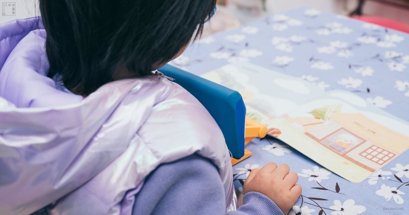 大家都知道让孩子从小养成良好的坐姿很重要，要是孩子经常低头驼背的话，很容易影响脊