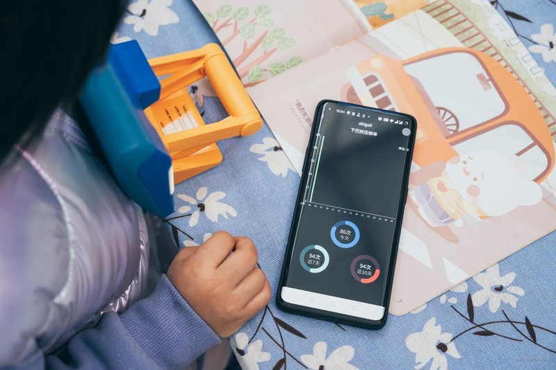 大家都知道让孩子从小养成良好的坐姿很重要，要是孩子经常低头驼背的话，很容易影响脊