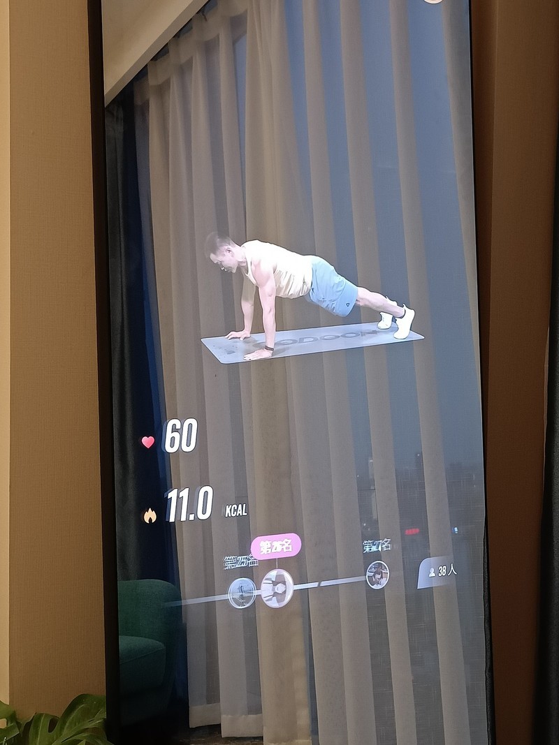 给钢铁直男的鸡毛信，追女神就送能变美的FITMORE健身镜