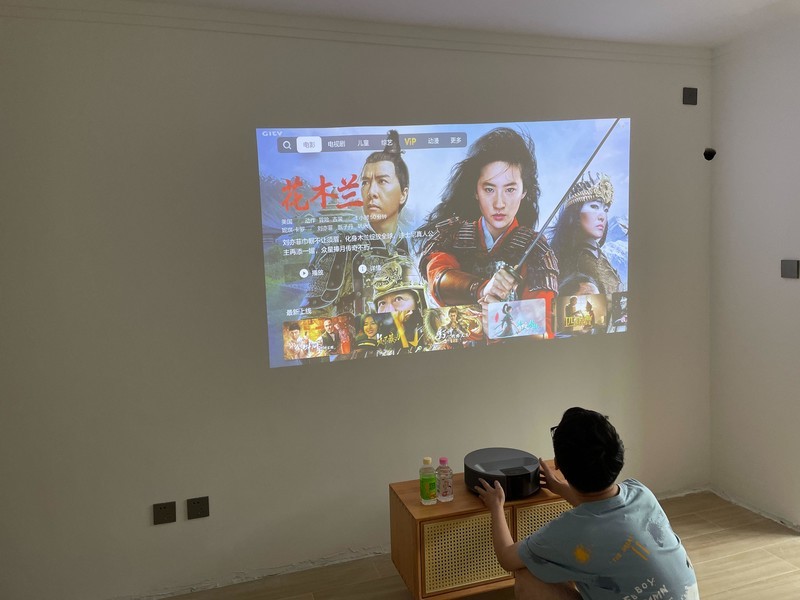 小户型也能宅家看电影，让女友多次留宿的峰米R1使用体验