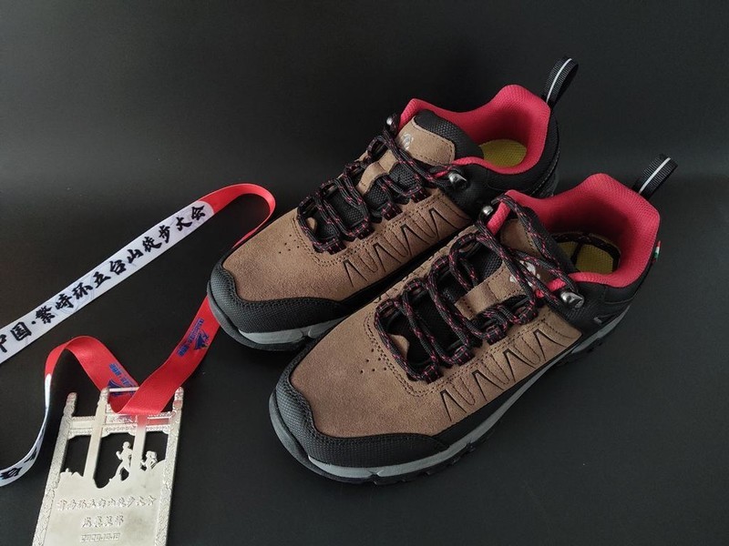 图途绿巨人登山鞋轻量有型 防滑耐磨如履平地