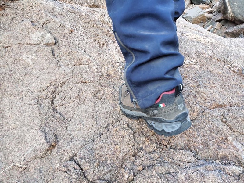 图途绿巨人登山鞋轻量有型 防滑耐磨如履平地