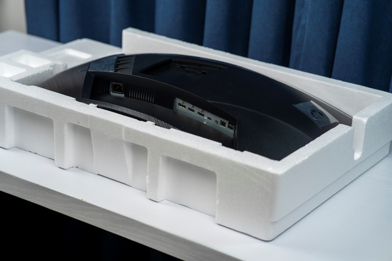 32英寸1000R曲屏显示器评测，微星月神323CQR玩游戏更有沉浸感