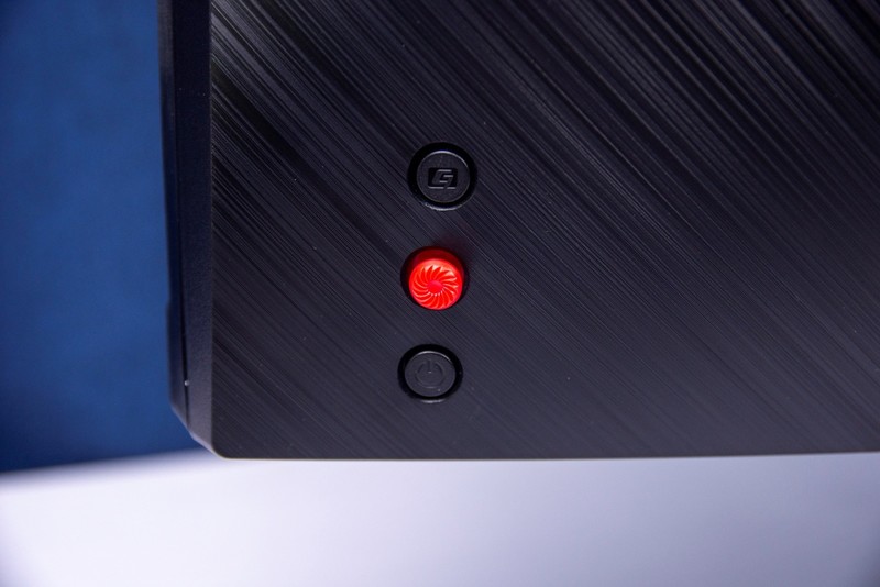 32英寸1000R曲屏显示器评测，微星月神323CQR玩游戏更有沉浸感