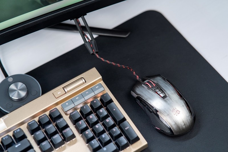 32英寸1000R曲屏显示器评测，微星月神323CQR玩游戏更有沉浸感