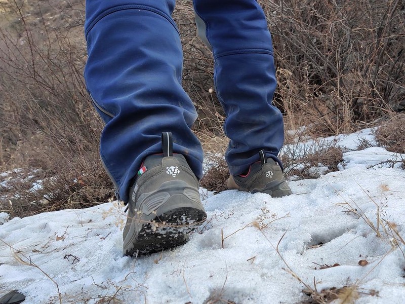 图途绿巨人登山鞋轻量有型 防滑耐磨如履平地