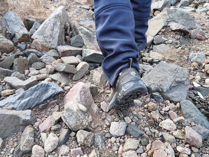 图途绿巨人登山鞋轻量有型 防滑耐磨如履平地