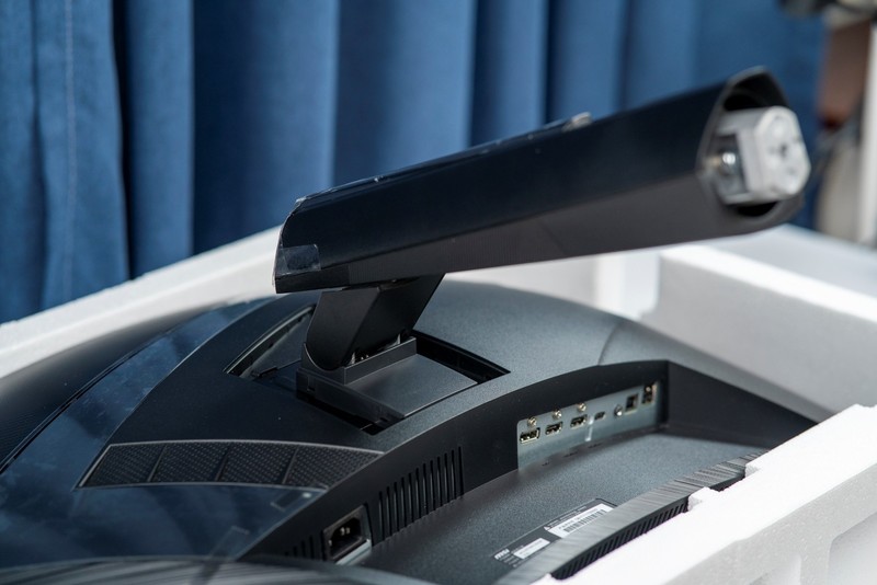 32英寸1000R曲屏显示器评测，微星月神323CQR玩游戏更有沉浸感