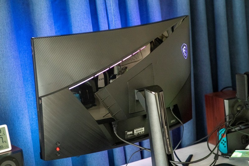 32英寸1000R曲屏显示器评测，微星月神323CQR玩游戏更有沉浸感