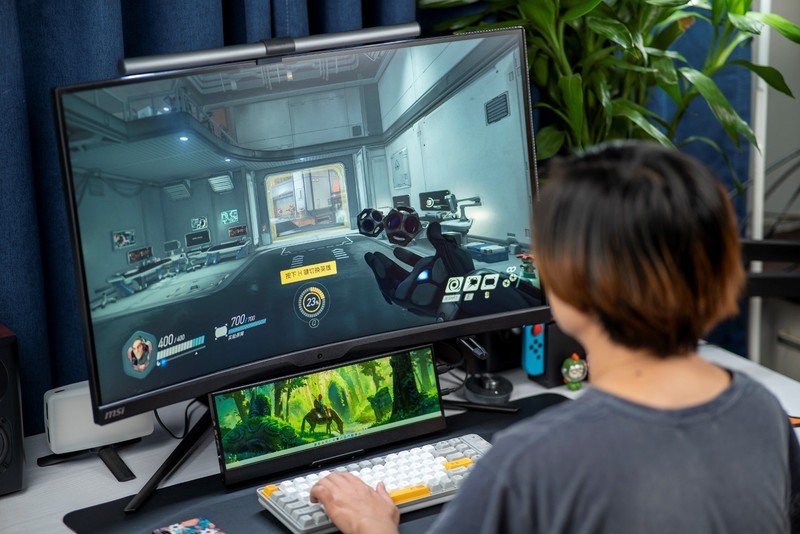 32英寸1000R曲屏显示器评测，微星月神323CQR玩游戏更有沉浸感