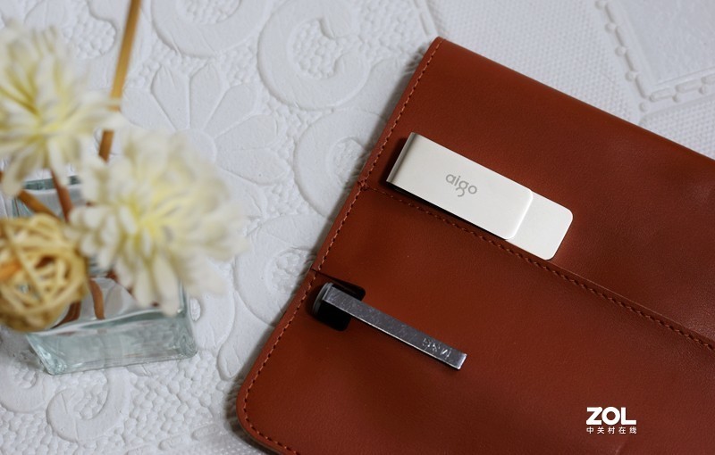 爱国者U盘植入中国芯小身材大容量高速率存储数据快到飞起