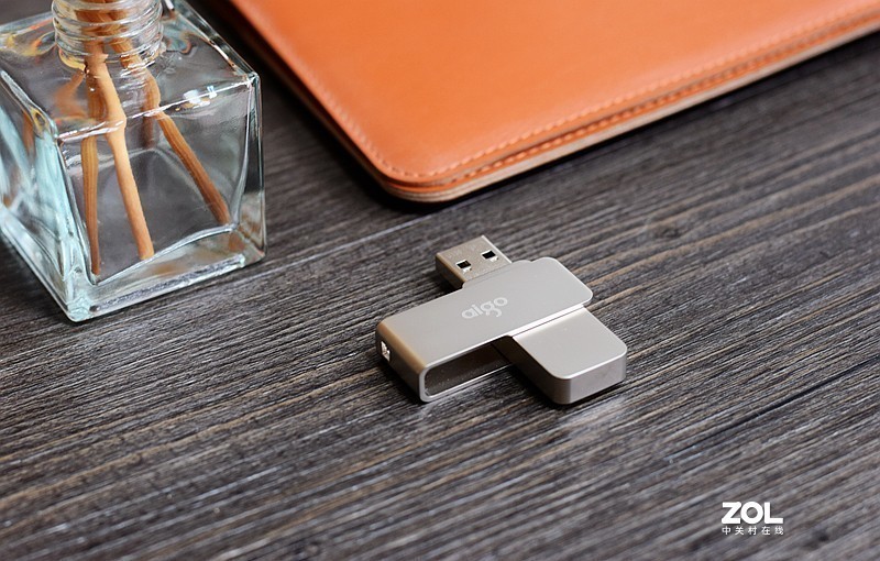 爱国者U盘植入中国芯小身材大容量高速率存储数据快到飞起