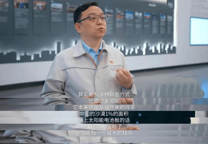 比亚迪总裁王传福冒雨走访县乡市场，网友：低调的不像个老总