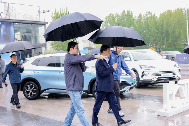 比亚迪集团董事王传福冒雨走访县乡市场，比亚迪真是与众不同