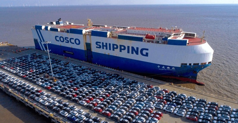 比亚迪集团董事王传福冒雨走访县乡市场，比亚迪真是与众不同