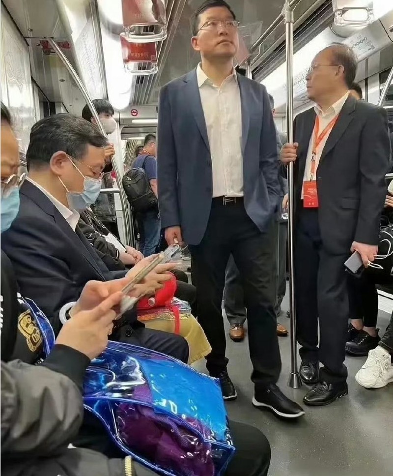 比亚迪集团董事王传福冒雨走访县乡市场，比亚迪真是与众不同