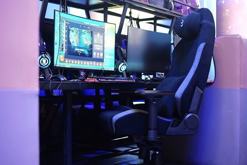 舒适又好看，性价比还高，BlacKlyte逐夜电竞椅让你娱乐养身两不误