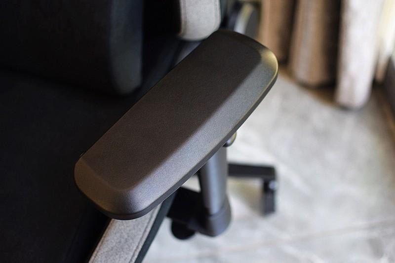 舒适又好看，性价比还高，BlacKlyte逐夜电竞椅让你娱乐养身两不误