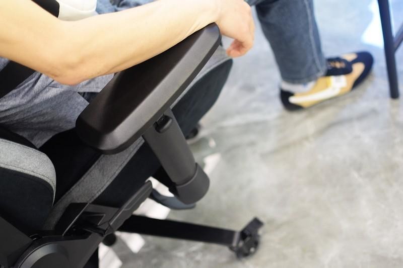 舒适又好看，性价比还高，BlacKlyte逐夜电竞椅让你娱乐养身两不误