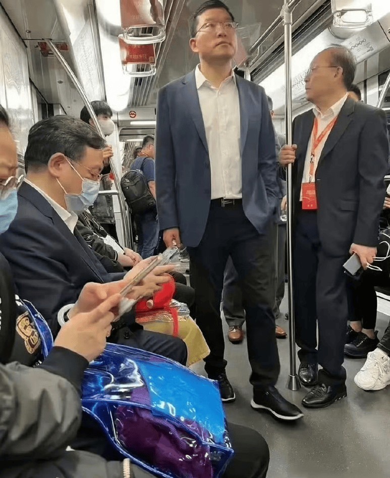 比亚迪总裁王传福冒雨走访县乡市场，网友：低调的不像个老总