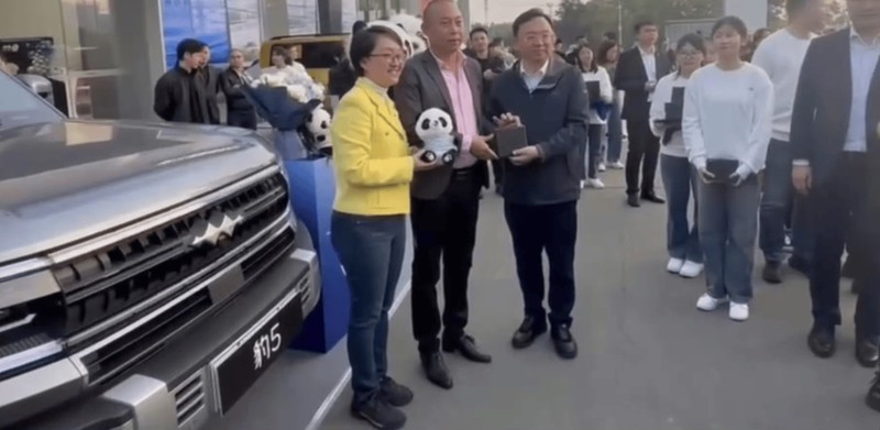 比亚迪总裁王传福冒雨走访县乡市场，网友：低调的不像个老总