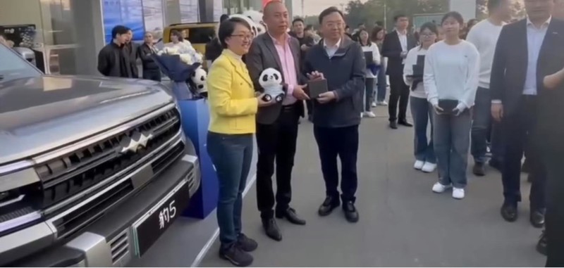 比亚迪集团董事王传福冒雨走访县乡市场，比亚迪真是与众不同