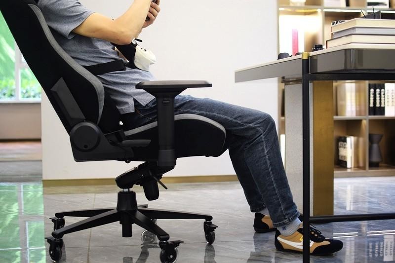 舒适又好看，性价比还高，BlacKlyte逐夜电竞椅让你娱乐养身两不误