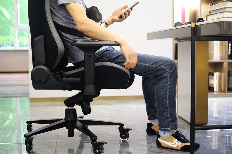 舒适又好看，性价比还高，BlacKlyte逐夜电竞椅让你娱乐养身两不误