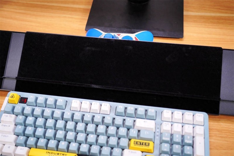 全新升级视网膜屏27C1U PRO，享受镜面苹果色，最佳“苹果伴侣”！