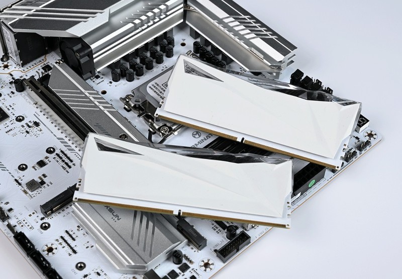 散热拉满的紧凑型白色主题装机：14600K+铭瑄Z790M+4070S+D5内存