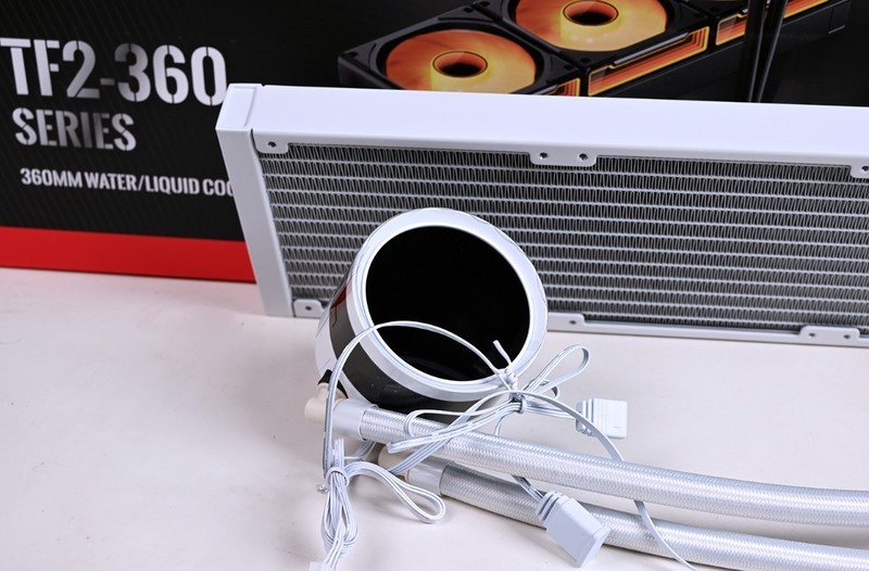 散热拉满的紧凑型白色主题装机：14600K+铭瑄Z790M+4070S+D5内存