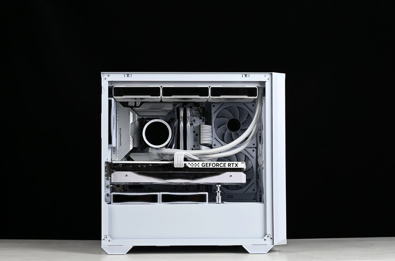 散热拉满的紧凑型白色主题装机：14600K+铭瑄Z790M+4070S+D5内存