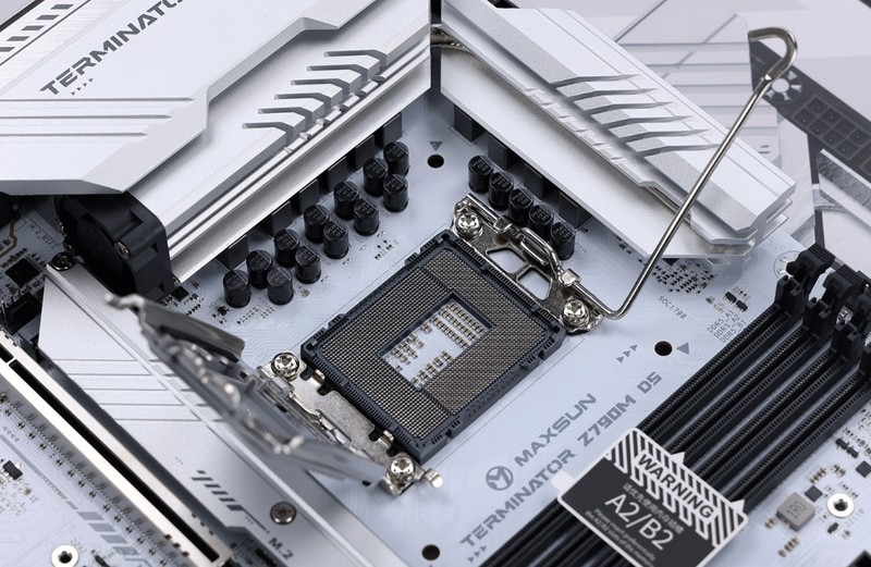 散热拉满的紧凑型白色主题装机：14600K+铭瑄Z790M+4070S+D5内存