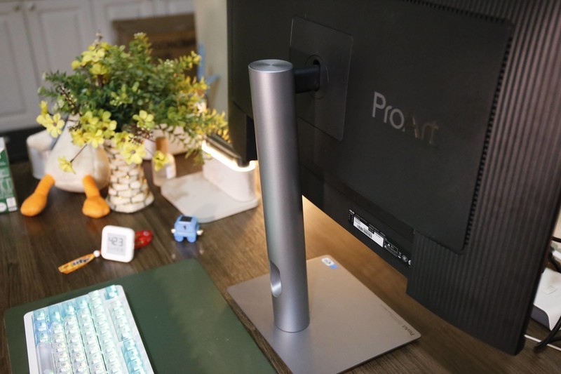 华硕创艺27 4k Pro，更适合美工、视频剪辑类需求的专业显示器