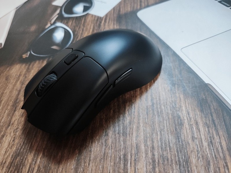 美加狮M.O.J.O.M2双模游戏鼠标：只简不减，爱不释手