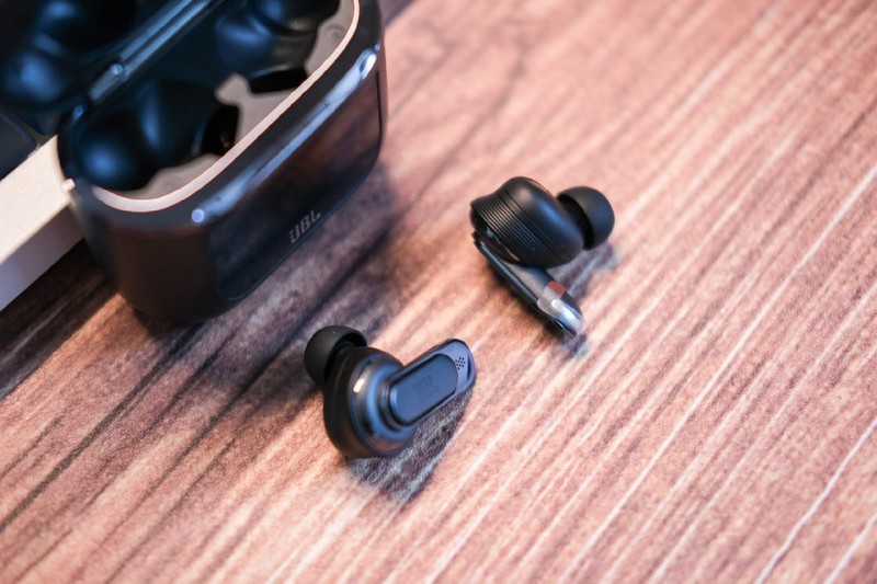 颠覆传统耳机体验，带屏幕的TWS耳机，JBL Tour Pro2开箱评测