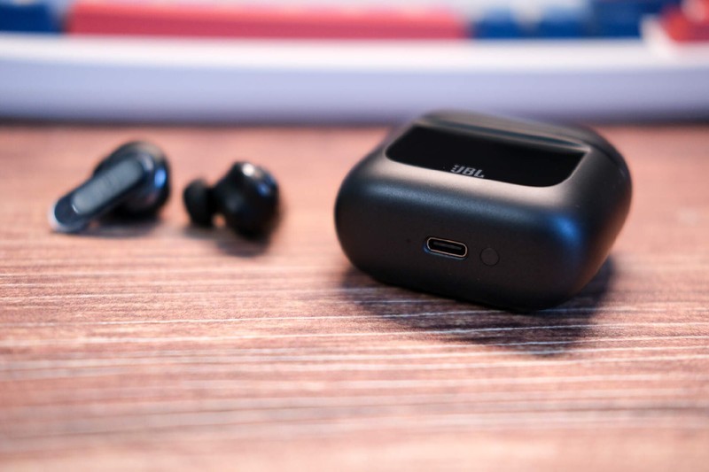 颠覆传统耳机体验，带屏幕的TWS耳机，JBL Tour Pro2开箱评测